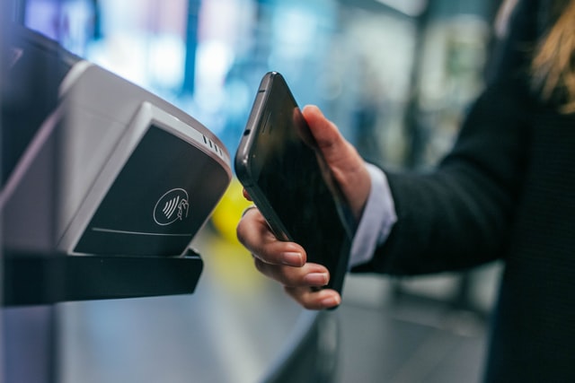 man learns how to take card payments over the phone with NFC technology